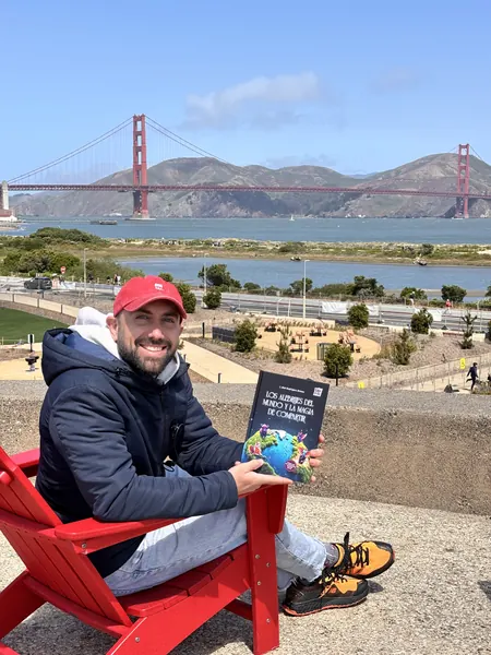 Leyendo el libro en un parque de San Francisco