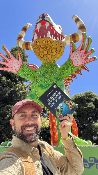 El autor con un alebrije gigante