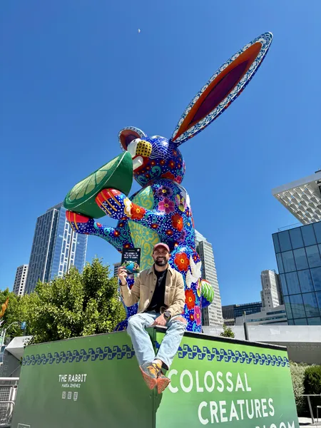 El autor con el alebrije The Rabbit en la exposición Colossal Creatures
