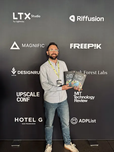 El autor con las ediciones en español e inglés en Upscale Conf San Francisco